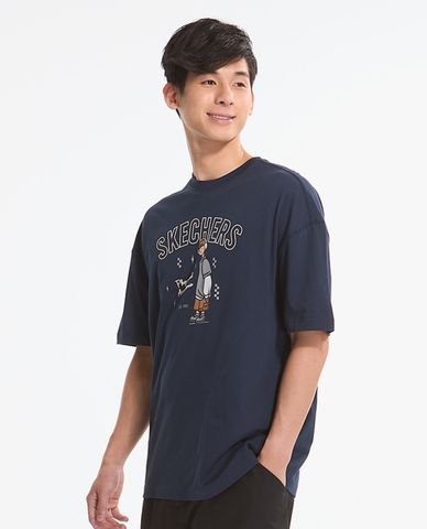  SKECHERS - Áo thun nam cổ tròn tay ngắn in họa tiết 