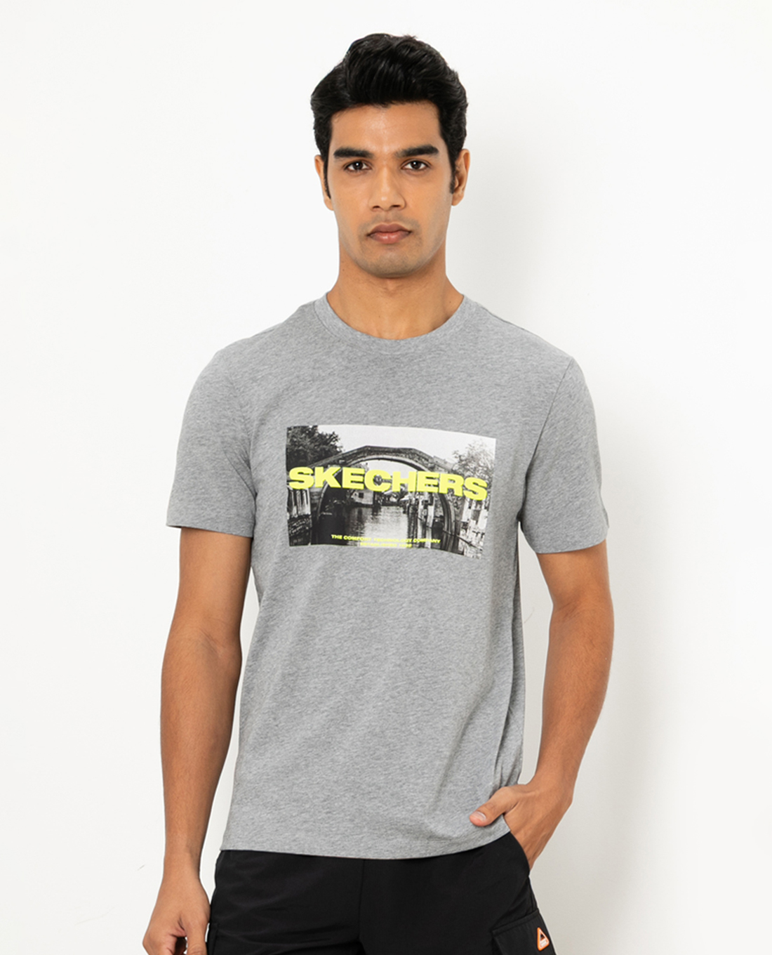 SKECHERS - Áo thun nam cổ tròn tay ngắn hiện đại