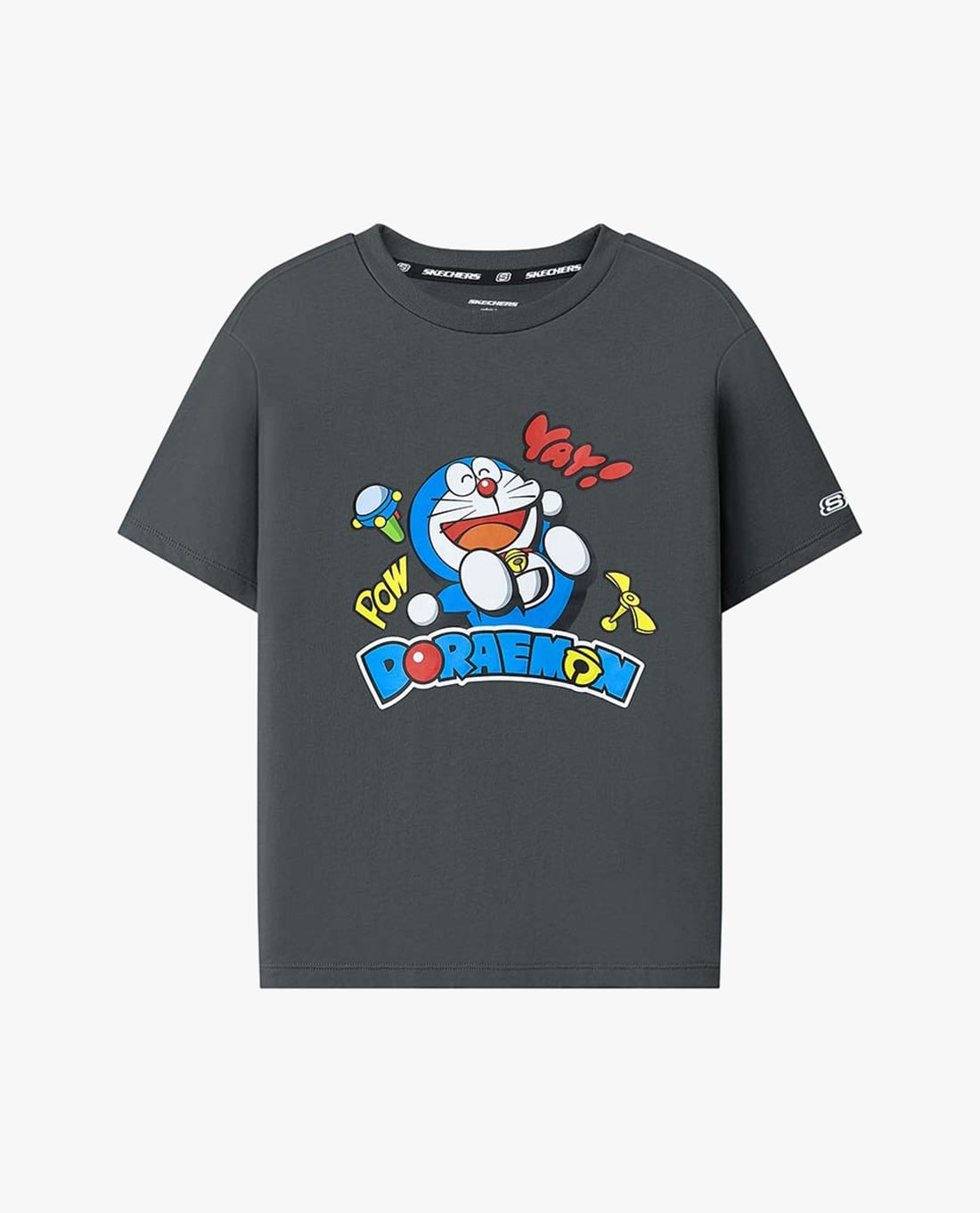 SKECHERS - Áo thun trẻ em cổ tròn tay ngắn Doraemon