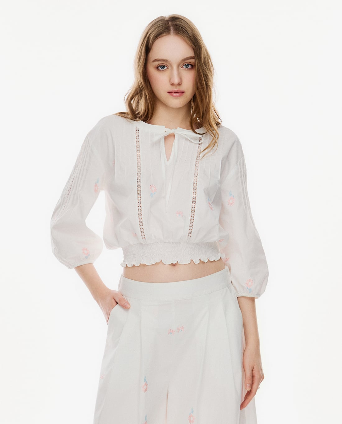 GIGI - Áo kiểu nữ tay lửng thêu hoa nhún eo