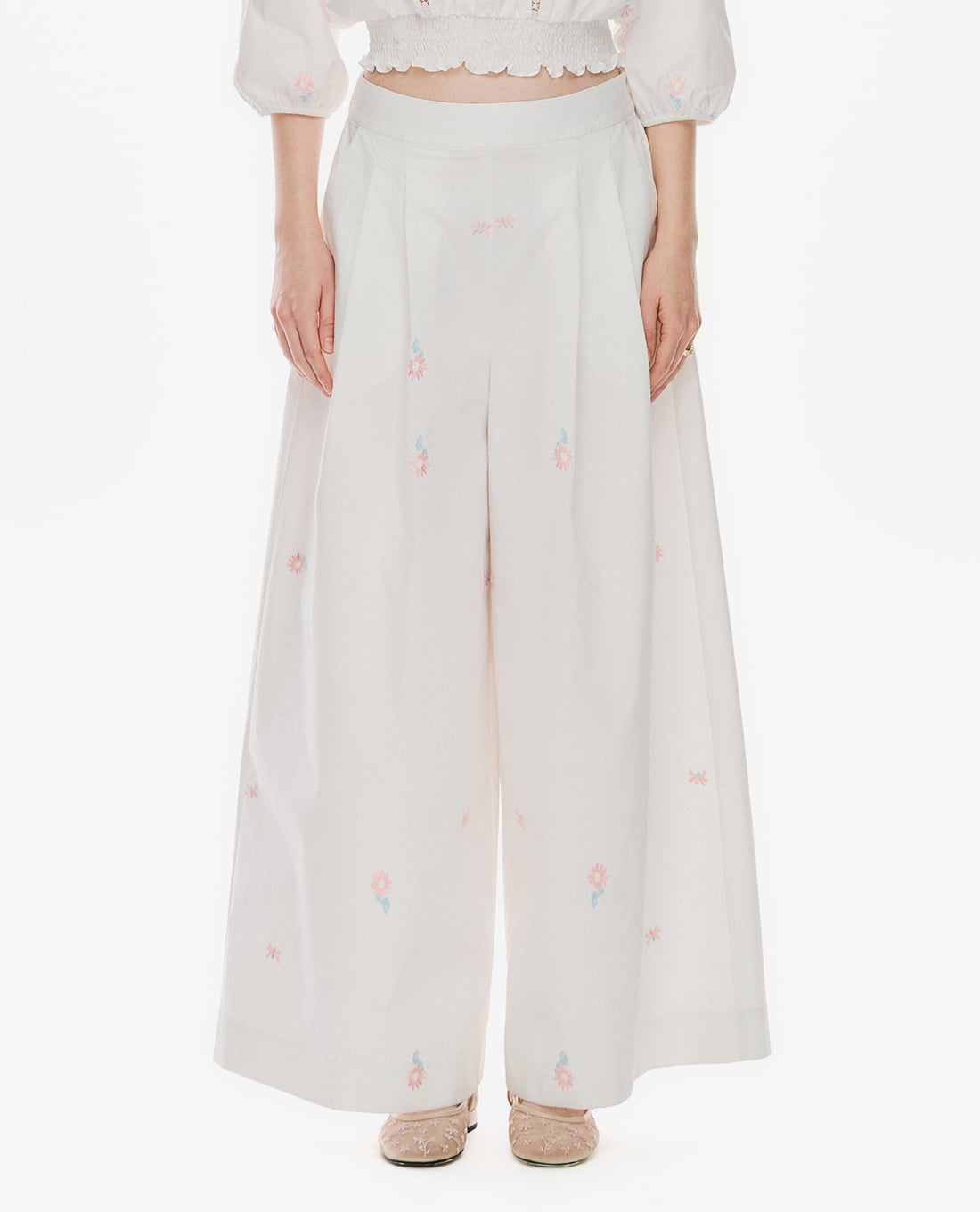 GIGI - Quần nữ ống rộng xếp li thêu hoa