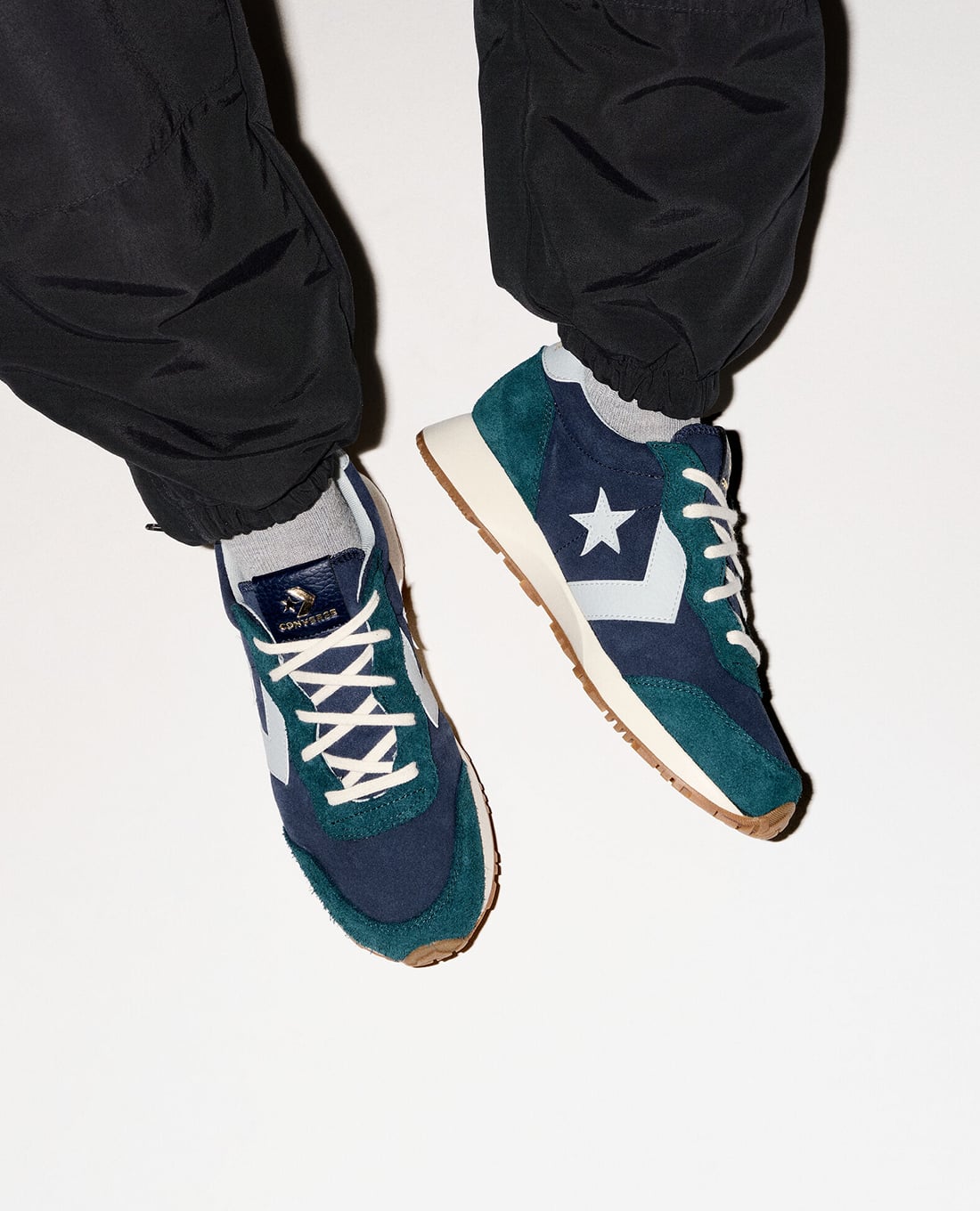 CONVERSE - Giày sneakers unisex cổ thấp Omega Trainer