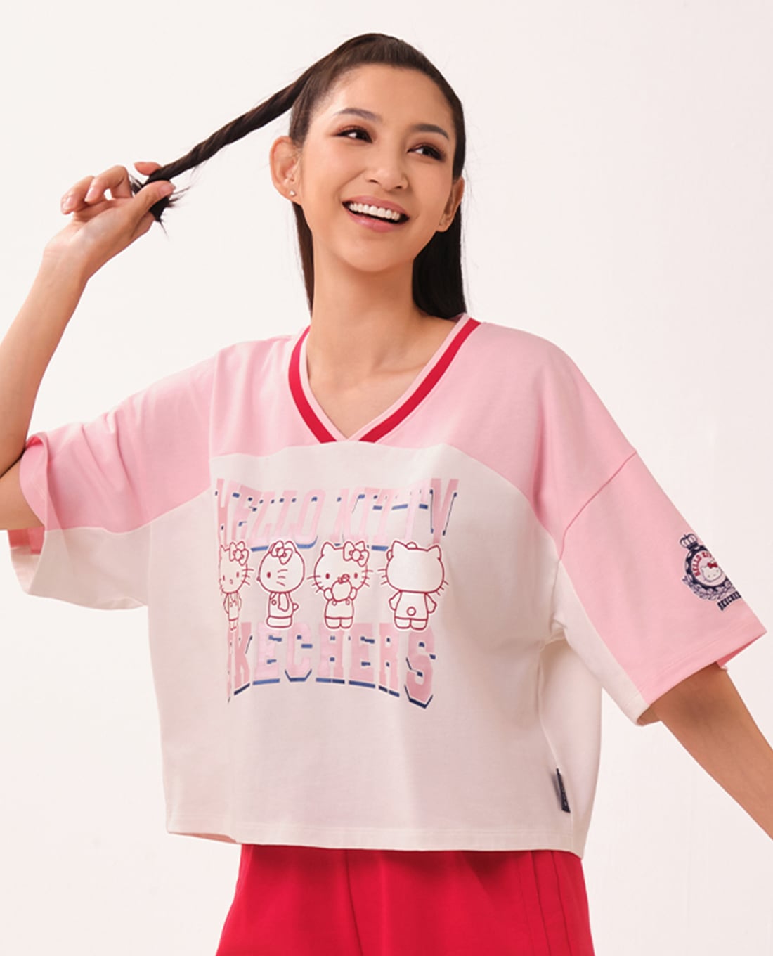 SKECHERS - Áo thun nữ cổ V tay ngắn Hello Kitty & My Melody