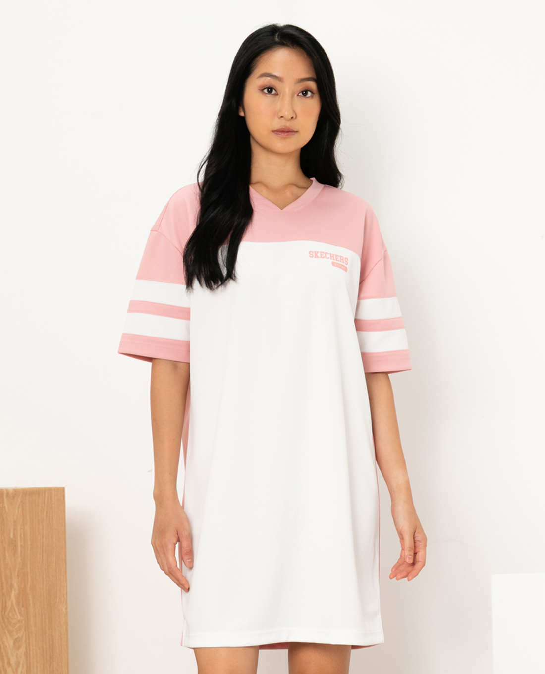 SKECHERS - Đầm mini cổ V tay ngắn phom suông