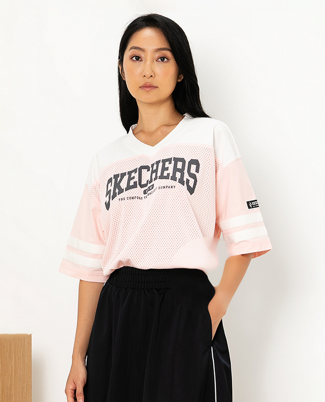 SKECHERS - Áo thun unisex cổ V tay ngắn Basketball Culture