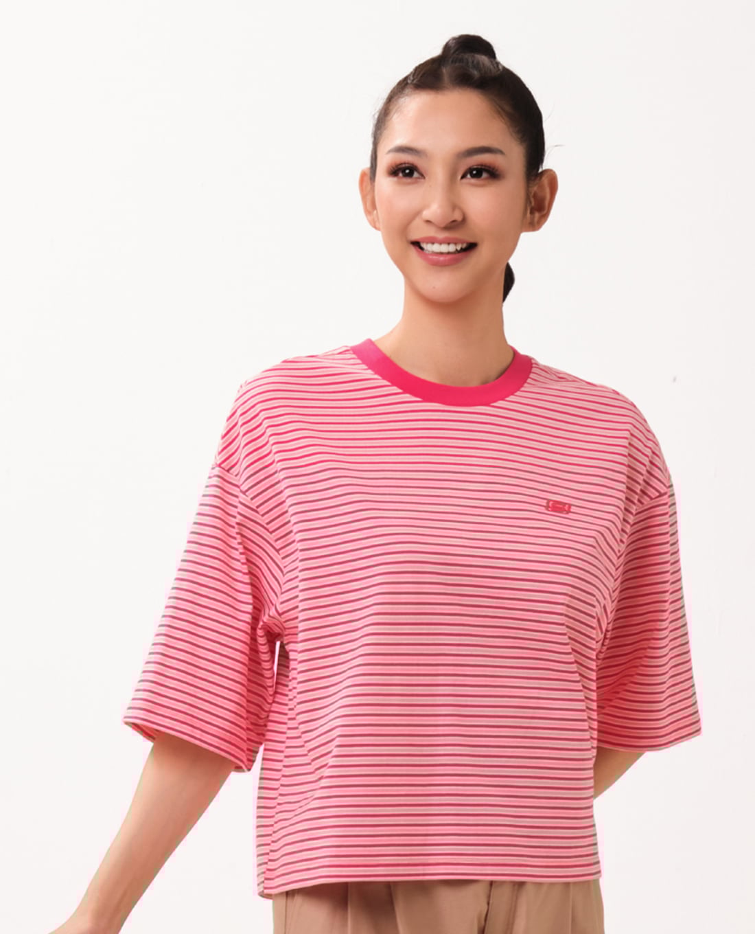 SKECHERS - Áo thun nữ cổ tròn tay ngắn CNY