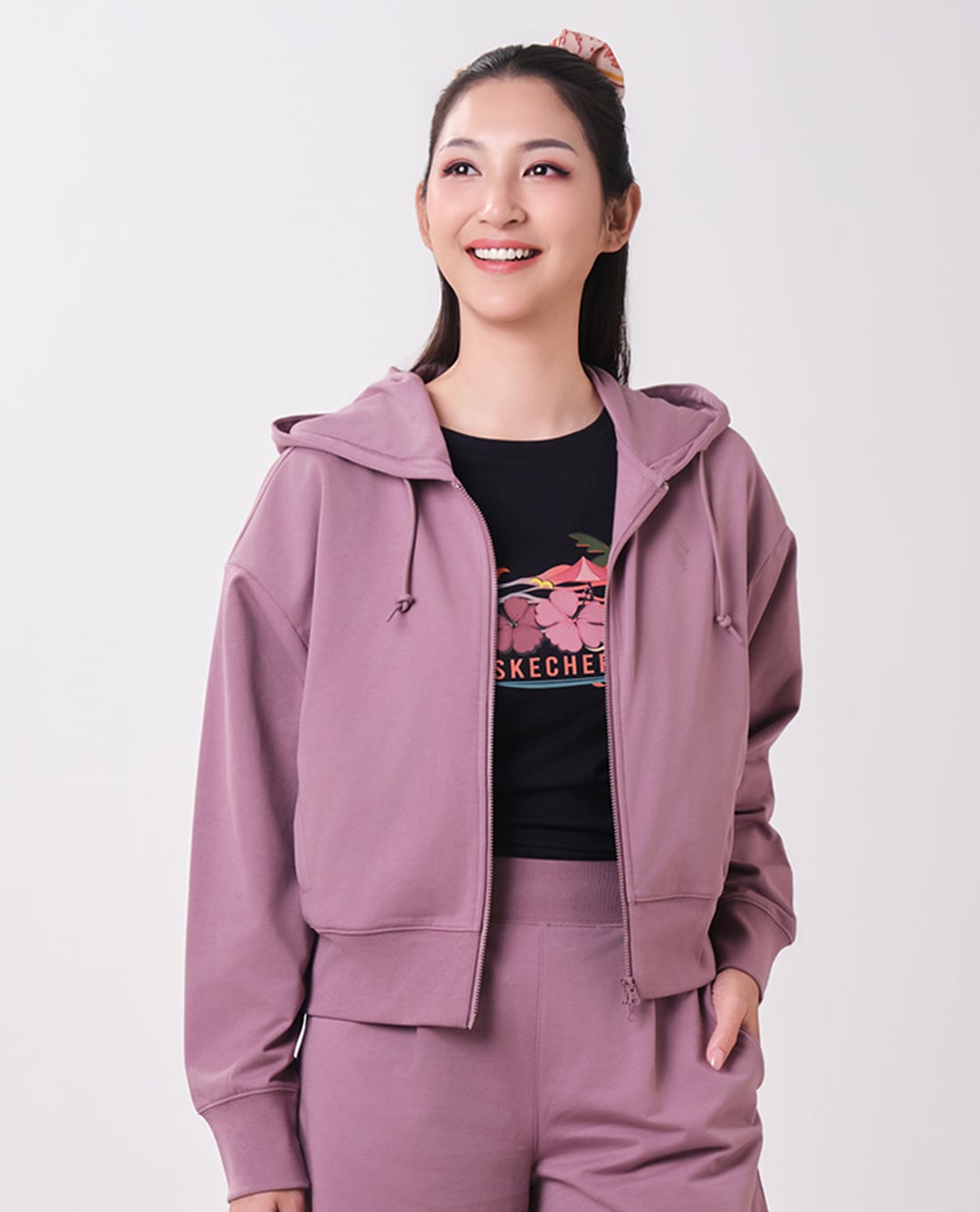 SKECHERS - Áo khoác thể thao nữ phối mũ dập logo