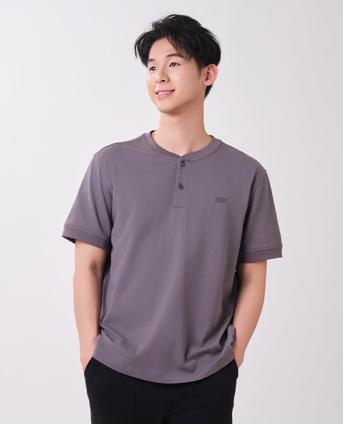 SKECHERS - Áo thun nam cổ henley tay ngắn phối khuy cài