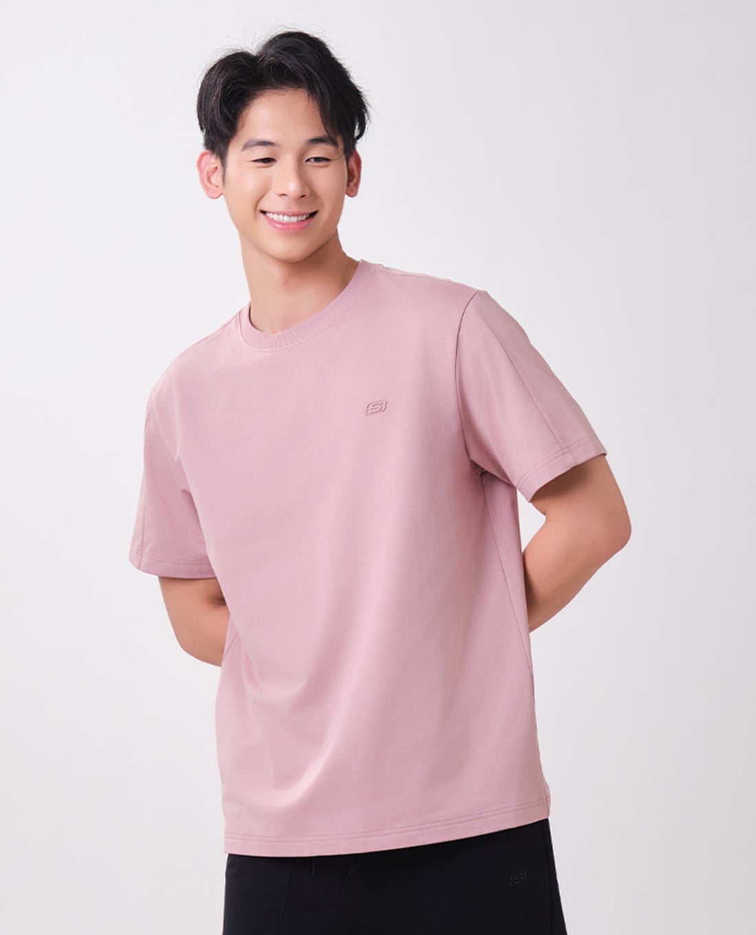 SKECHERS - Áo thun nam cổ tròn tay ngắn dập logo