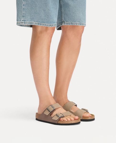 Quà sinh nhật cho nữ - Sandal/sneaker thiên về comfort