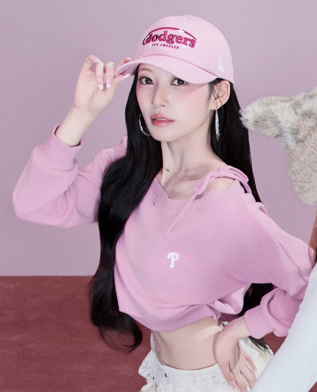 MLB - Áo sweatshirt nữ lệch vai phối dây Varsity Sporty