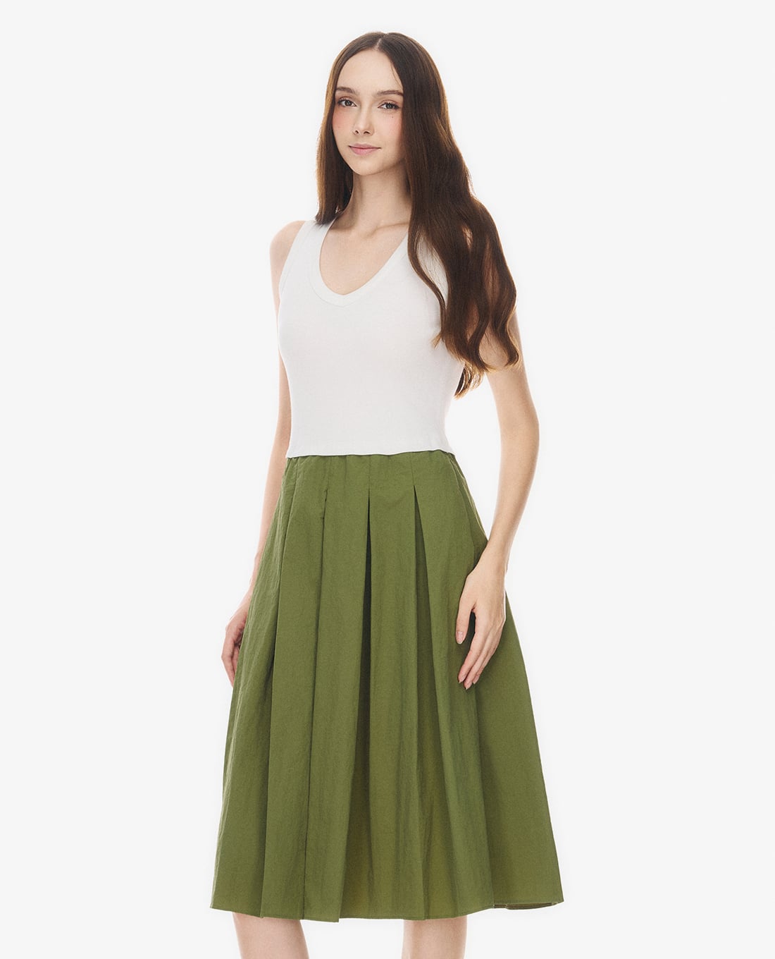 GIGI Đầm xếp li midi cổ V sát nách - mẫu đầm trung niên đẹp tại Maison Online
