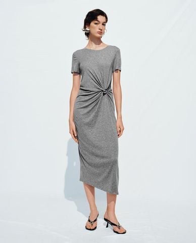  URBAN REVIVO - Đầm midi lệch tà xoắn eo 