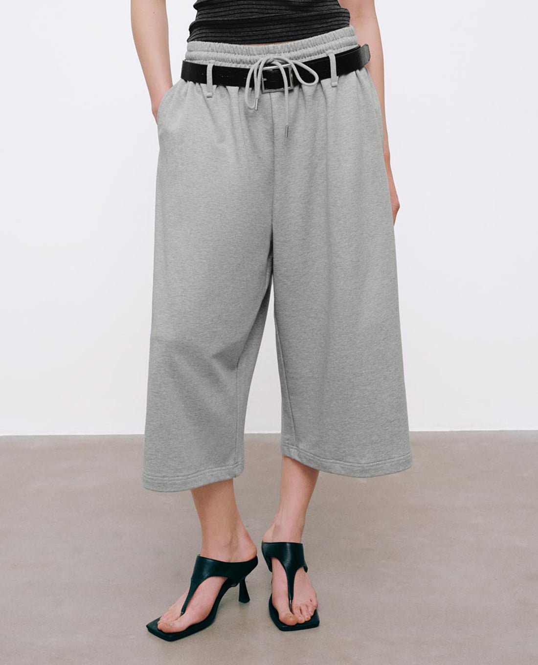 URBAN REVIVO - Quần nữ ống rộng dáng lửng kèm thắt lưng