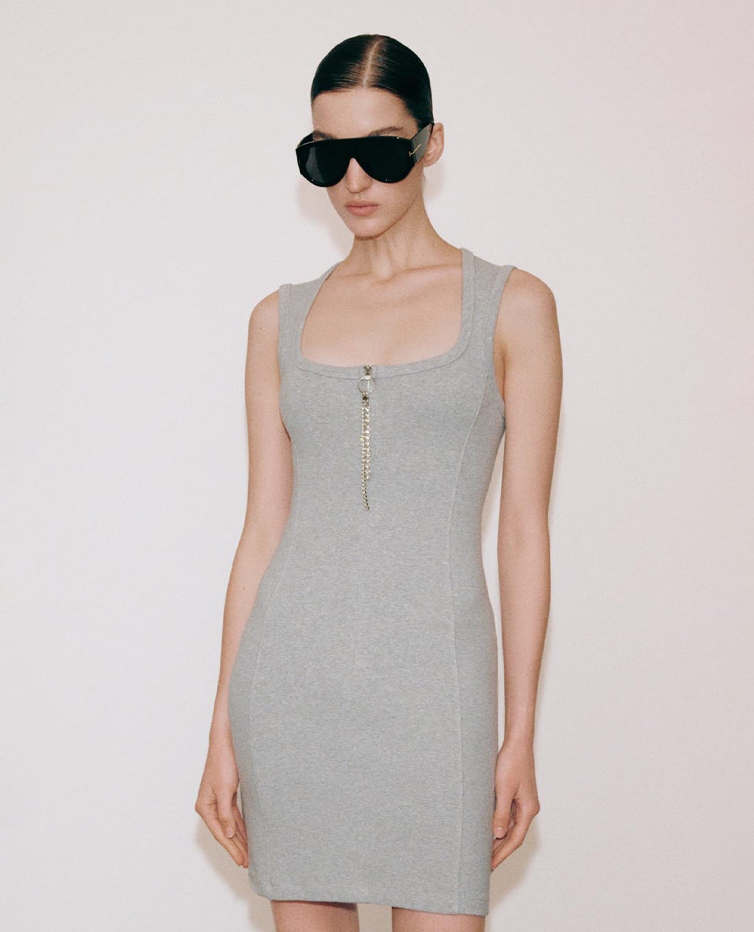 URBAN REVIVO - Đầm sát nách mini cổ vuông phối khóa zip