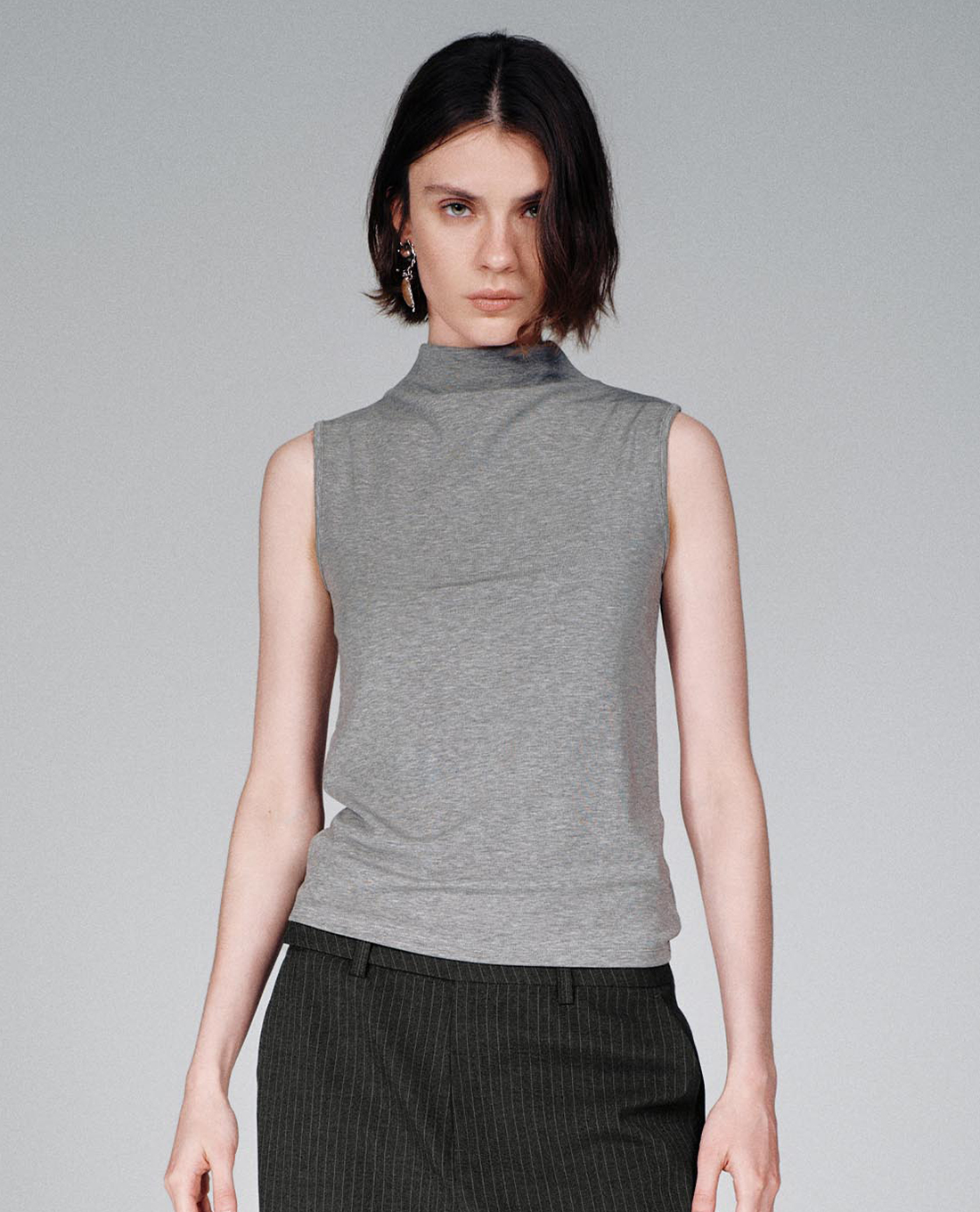 URBAN REVIVO - Áo sát nách nữ cổ cao dáng ôm