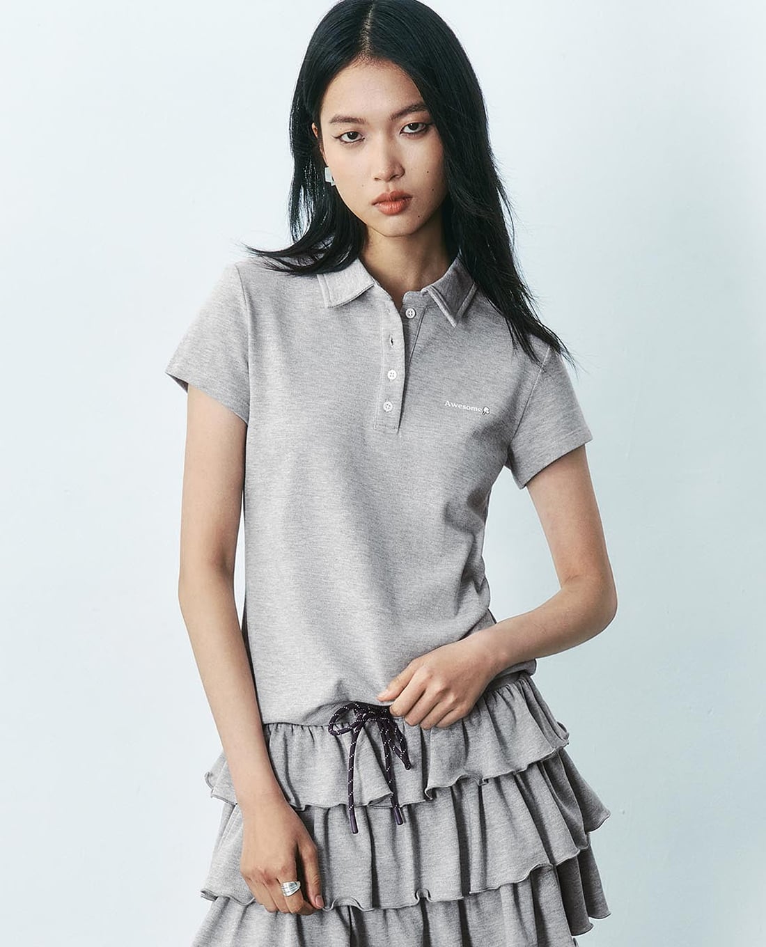 URBAN REVIVO - Áo polo nữ cổ bẻ tay ngắn thêu chữ