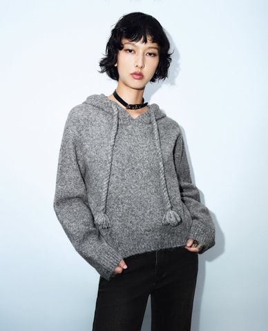  URBAN REVIVO - Áo hoodie nữ phối mũ dệt kim tay dài 