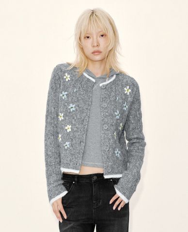  URBAN REVIVO - Áo khoác cardigan nữ cổ tròn tay dài thêu hoa 