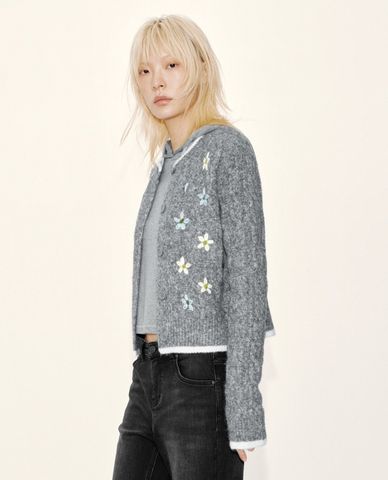  URBAN REVIVO - Áo khoác cardigan nữ cổ tròn tay dài thêu hoa 