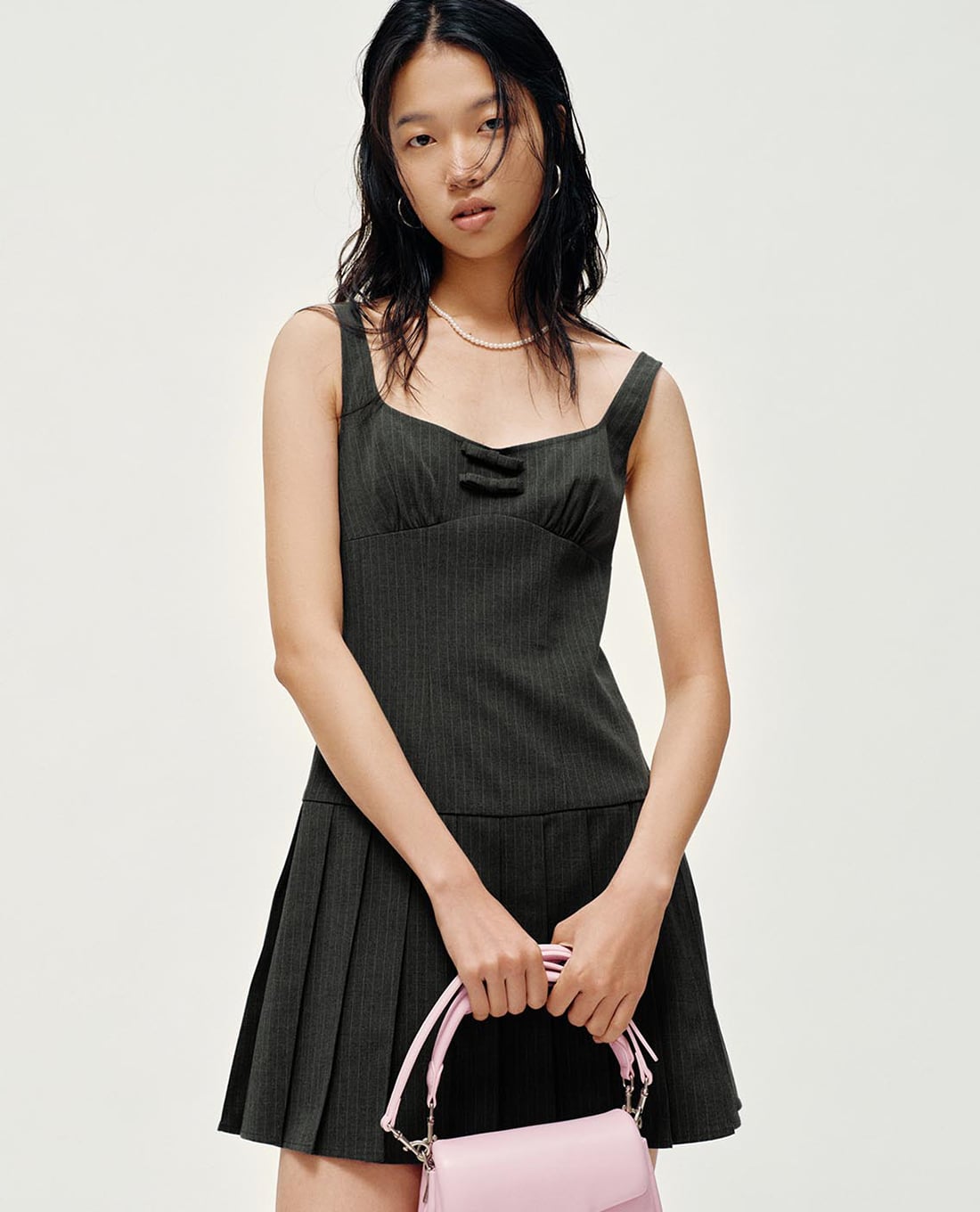 URBAN REVIVO - Đầm hai dây mini cổ vuông xếp li