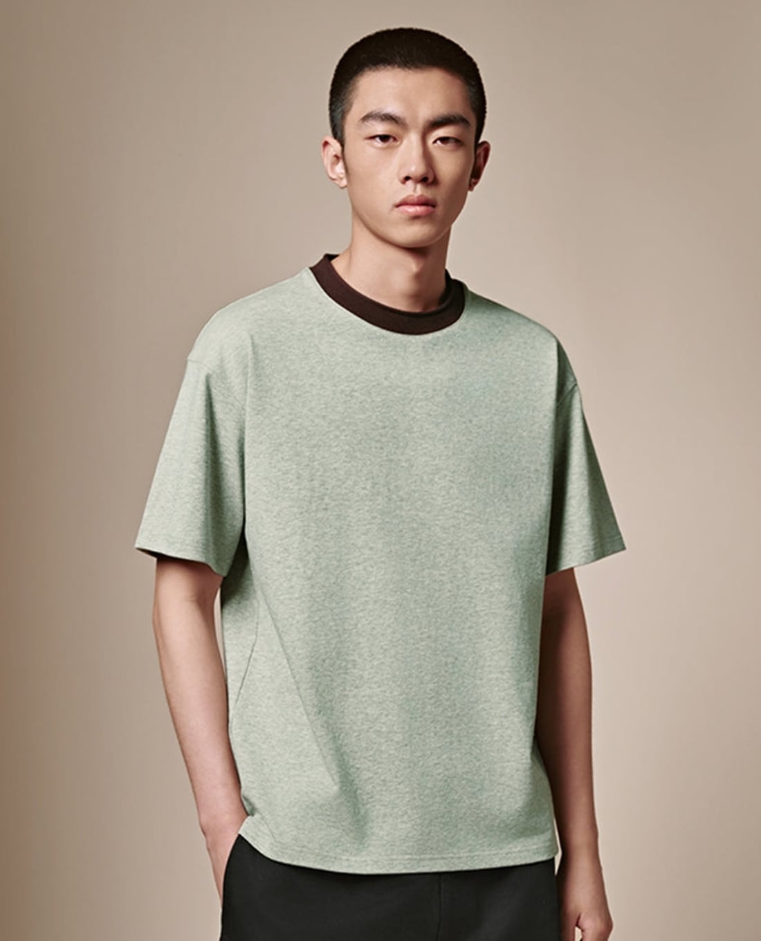 URBAN REVIVO - Áo thun nam cổ tròn phối viền