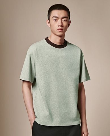  URBAN REVIVO - Áo thun nam cổ tròn phối viền 