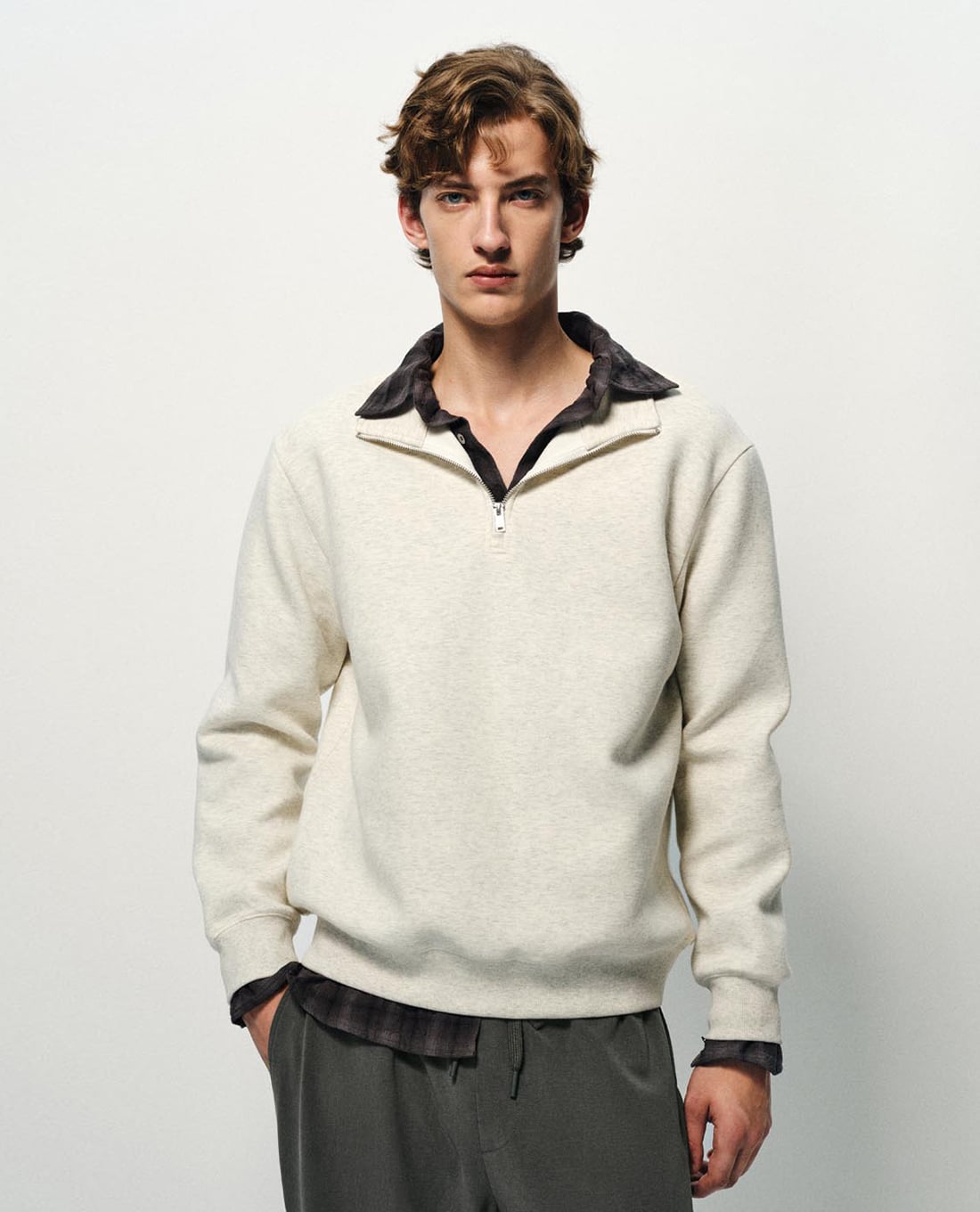URBAN REVIVO - Áo sweatshirt nam cổ bẻ tay dài phối khóa