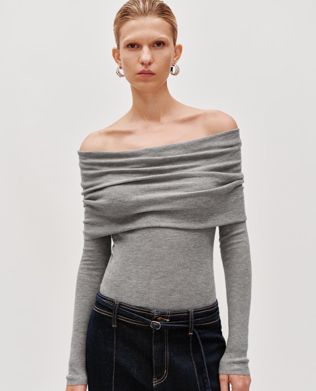 URBAN REVIVO - Áo dệt kim nữ trễ vai tay dài xếp li