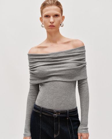  URBAN REVIVO - Áo dệt kim nữ trễ vai tay dài xếp li 