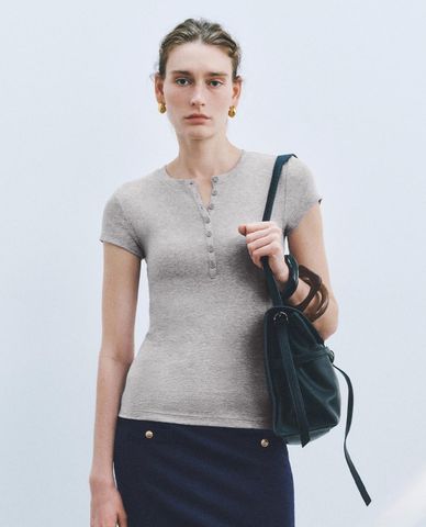  URBAN REVIVO - Áo thun nữ tay ngắn phối nút phom ôm 