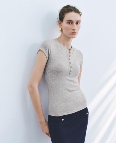  URBAN REVIVO - Áo thun nữ tay ngắn phối nút phom ôm 