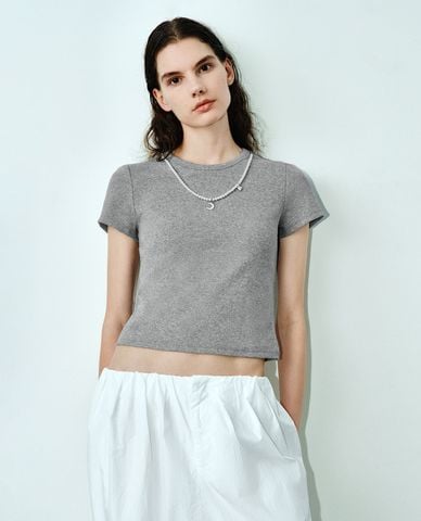  URBAN REVIVO - Áo croptop nữ tay ngắn đính ngọc trai 