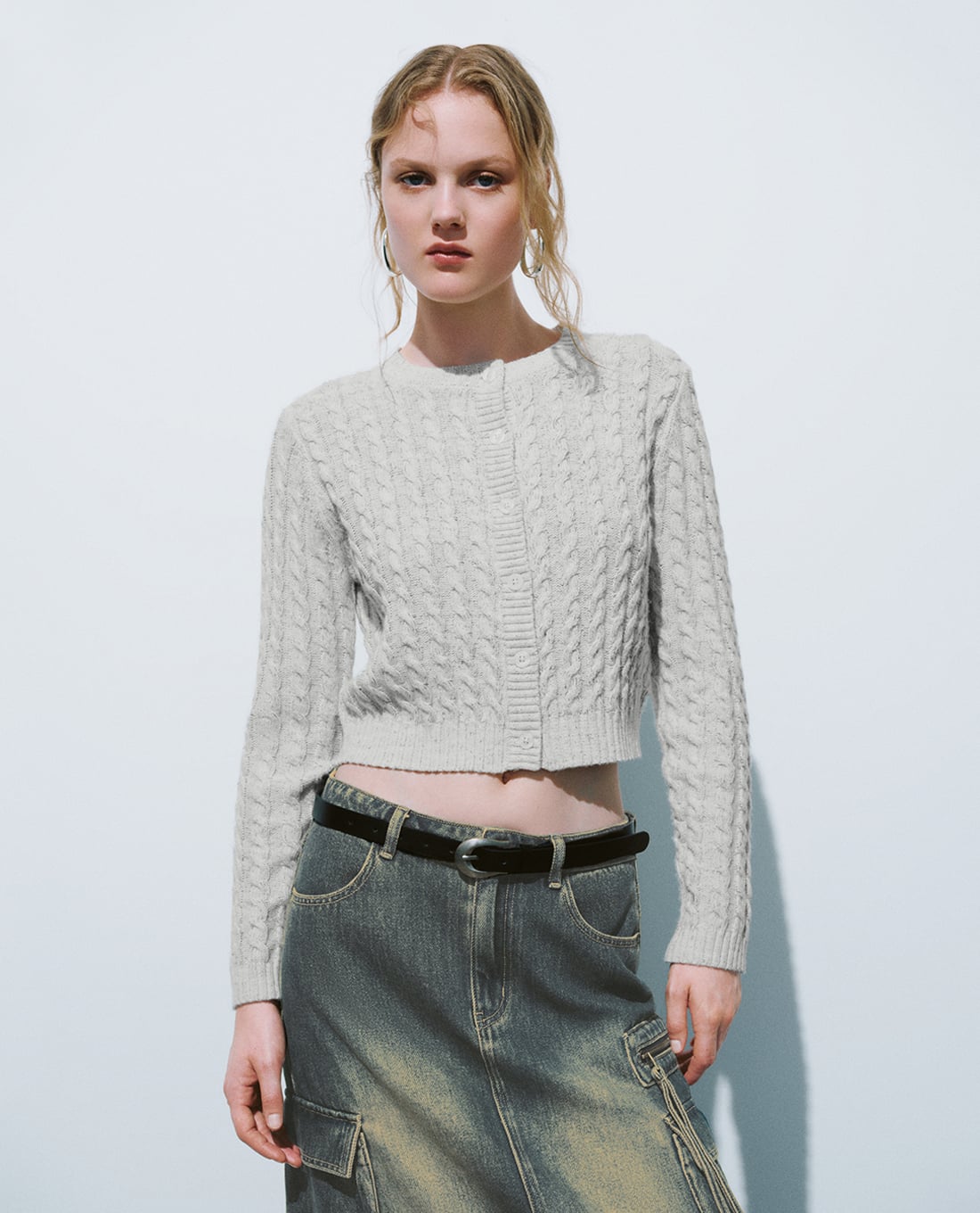 URBAN REVIVO - Áo khoác cardigan nữ cổ tròn phom croptop