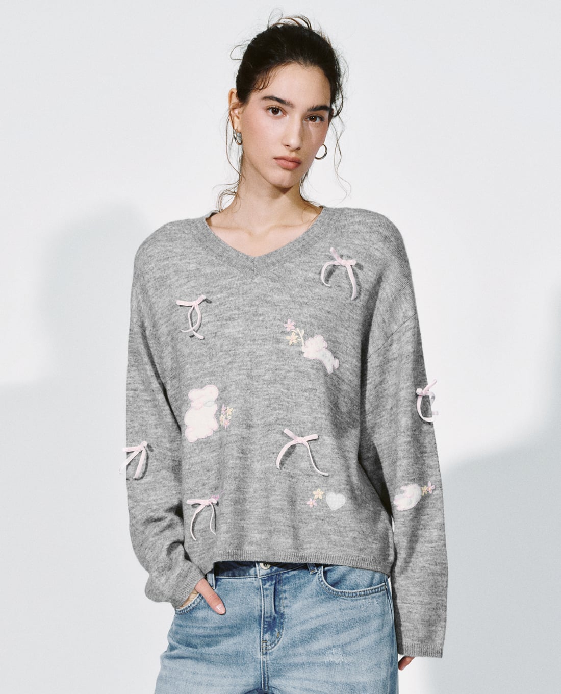 URBAN REVIVO - Áo dệt kim nữ cổ V tay dài phối nơ