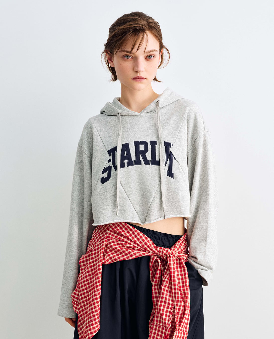 URBAN REVIVO - Áo hoodie nữ tay dài phom croptop