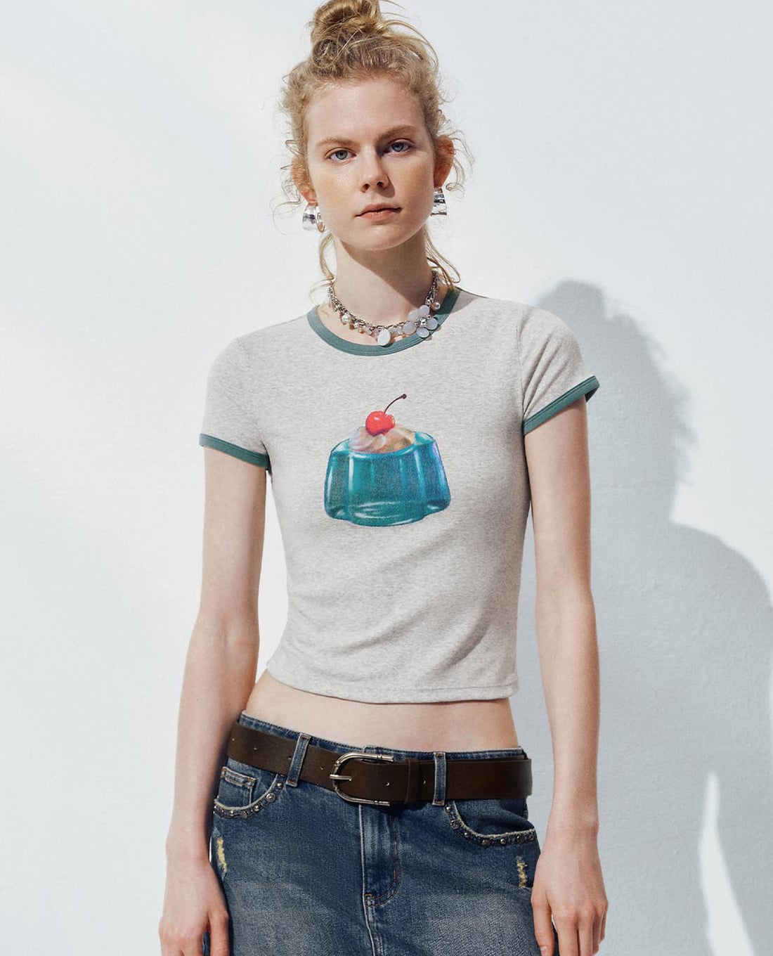 URBAN REVIVO - Áo croptop nữ cổ tròn tay ngắn phối viền