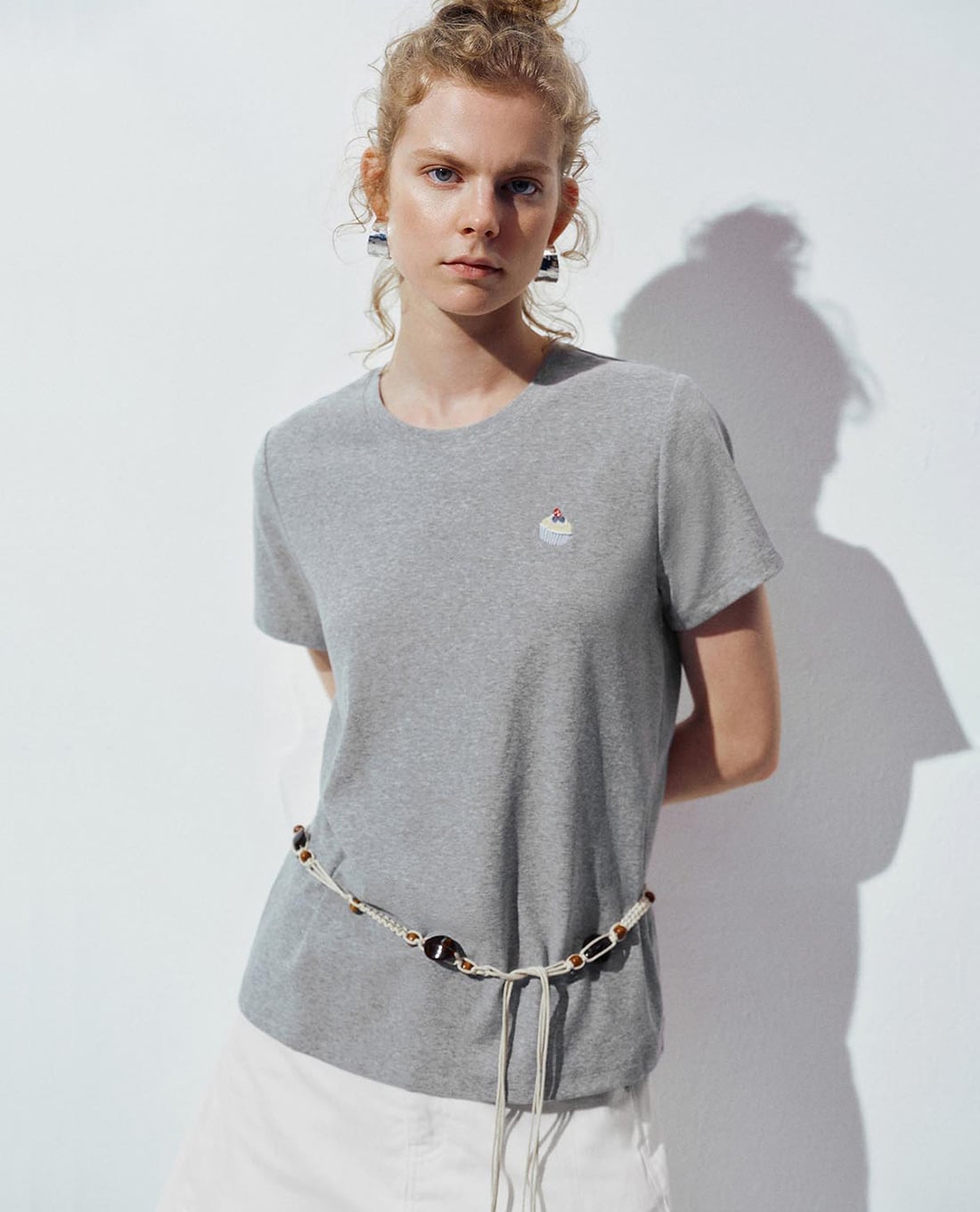 URBAN REVIVO - Áo thun nữ cổ tròn tay ngắn in họa tiết