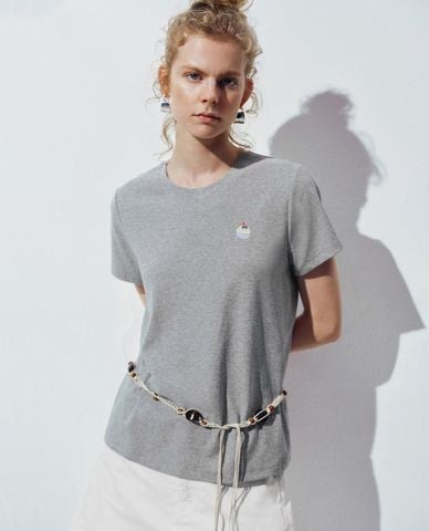  URBAN REVIVO - Áo thun nữ cổ tròn tay ngắn in họa tiết 