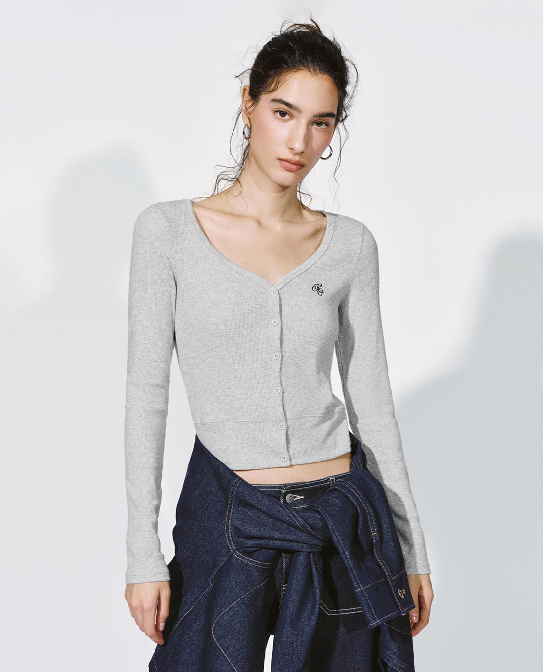 URBAN REVIVO - Áo dệt kim nữ cổ V tay dài thêu họa tiết