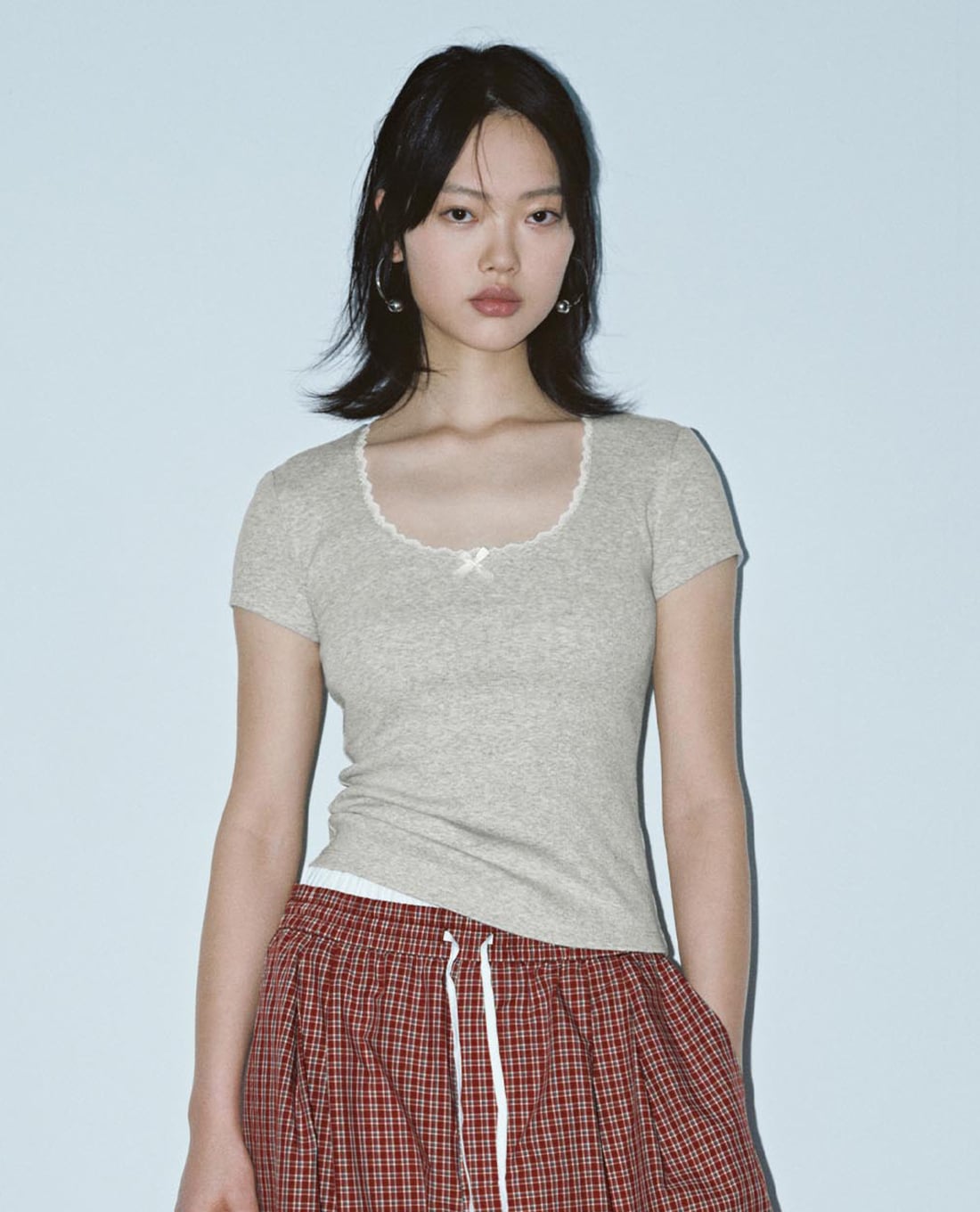 URBAN REVIVO - Áo thun nữ cổ tròn viền bèo đính nơ