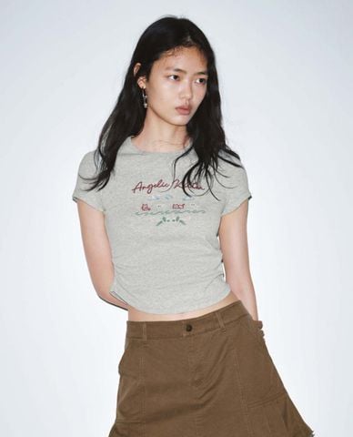  URBAN REVIVO - Áo croptop nữ cổ tròn tay ngắn nhún eo 