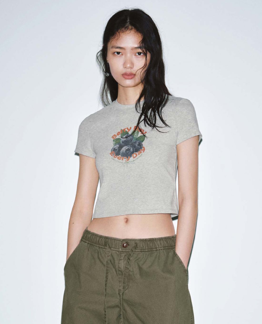 URBAN REVIVO - Áo croptop nữ cổ tròn tay ngắn in họa tiết