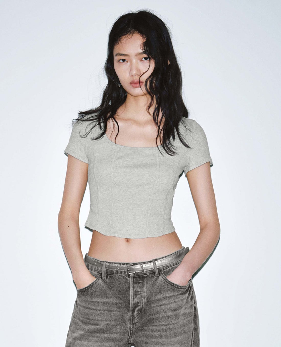 URBAN REVIVO - Áo croptop nữ cổ vuông tay ngắn tối giản
