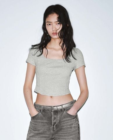  URBAN REVIVO - Áo croptop nữ cổ vuông tay ngắn tối giản 