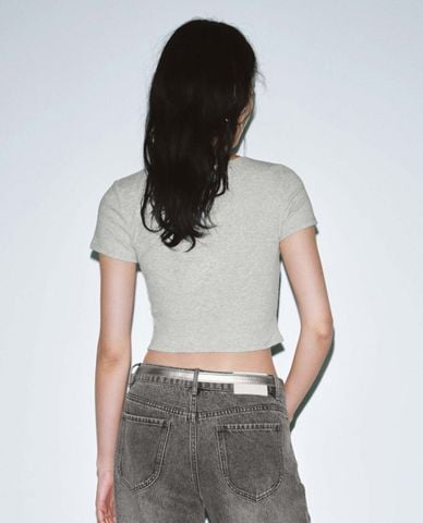  URBAN REVIVO - Áo croptop nữ cổ vuông tay ngắn tối giản 