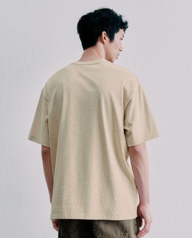  URBAN REVIVO - Áo thun nam cổ tròn tay ngắn thêu họa tiết 