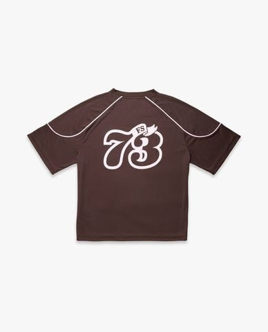  FILA - Áo thun thể thao unisex cổ V tay ngắn Sports x Balletcore 