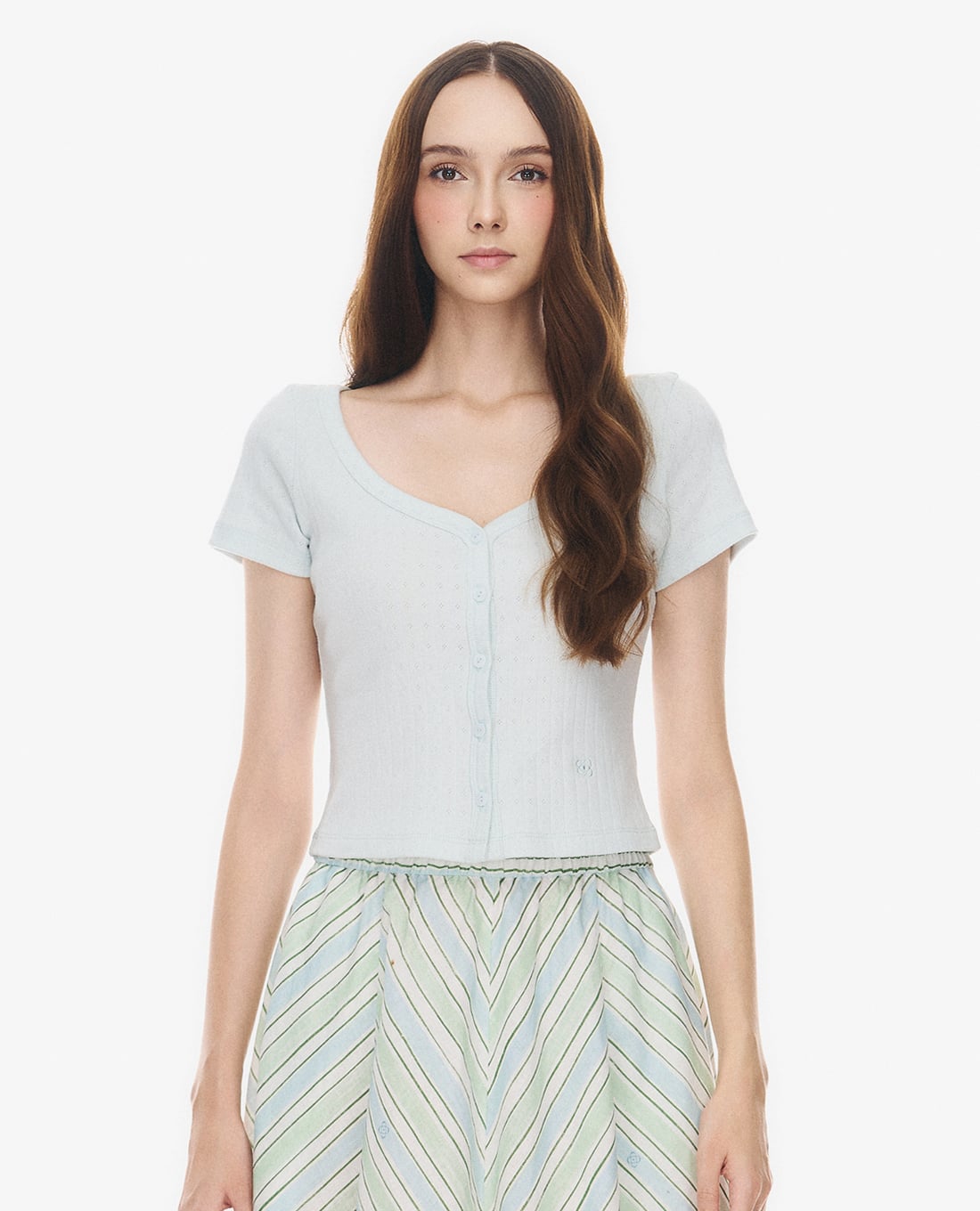 GIGI - Áo croptop nữ cổ tim tay ngắn phối nút