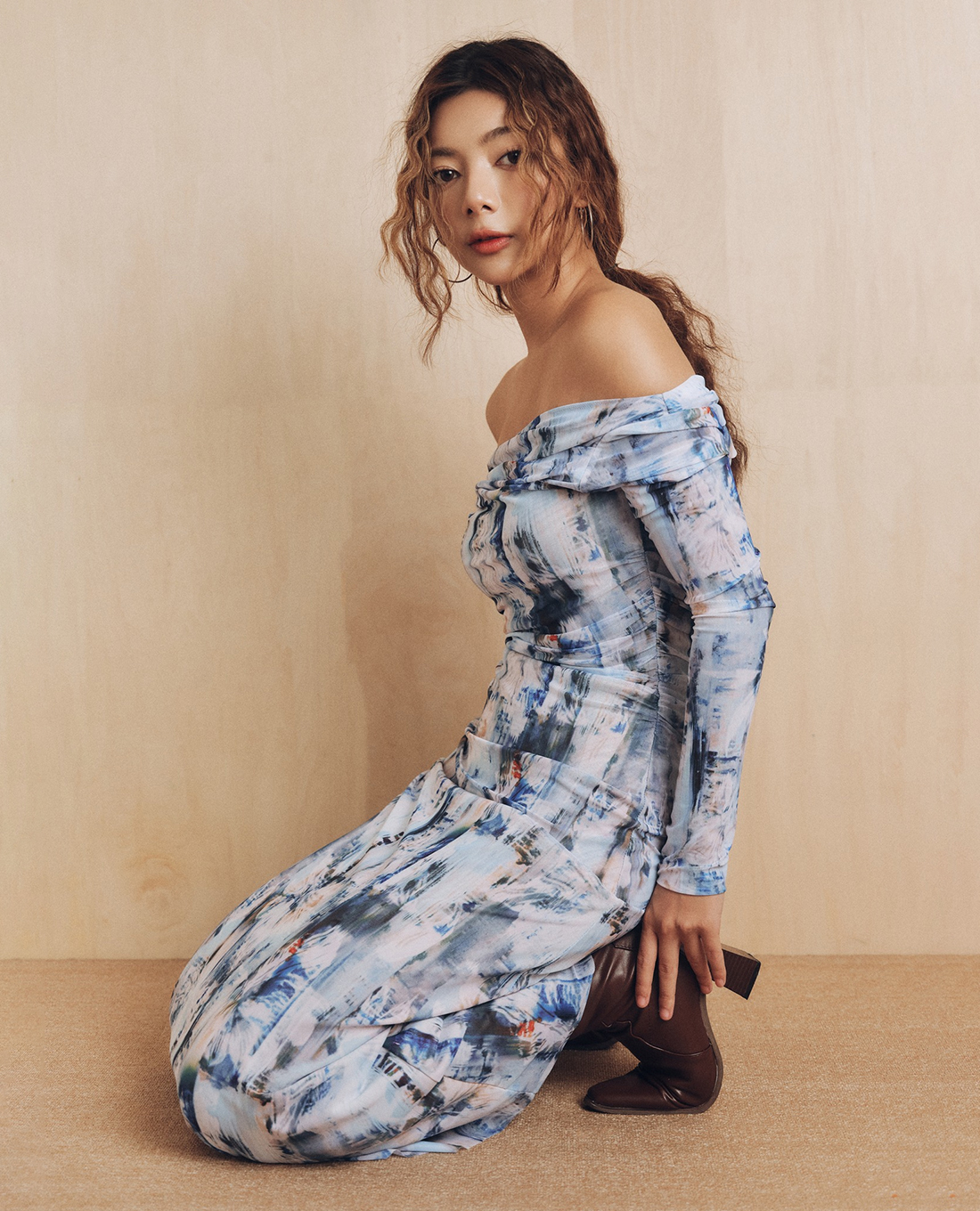 GIGI - Đầm trễ vai midi họa tiết màu nước